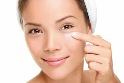 Il sollevamento di crema per il viso dal Mar Morto