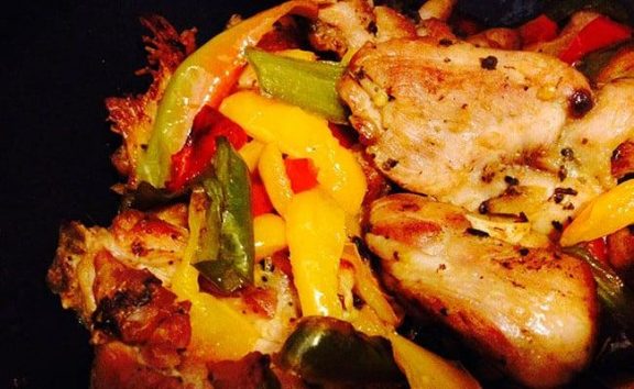 Pollo con peperoni e zenzero