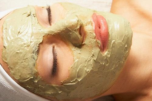 Maschera viso con argilla verde